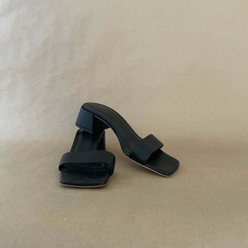 By far brand new sandals in black leather.